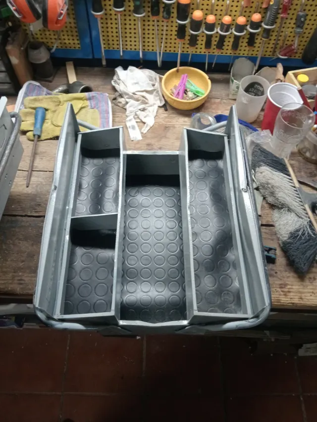 Cajas de herramientas metálicas grises