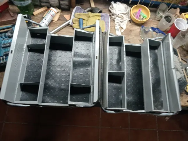Cajas de herramientas metálicas grises