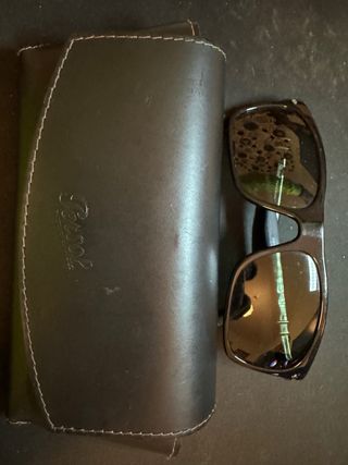 Gafas de sol Persol Negras cristal verdoso.