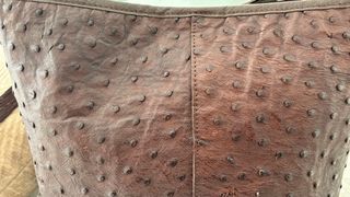 Bolso piel avestruz marrón