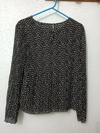 Blusa negra con lunares blancos