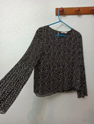 Blusa negra con lunares blancos