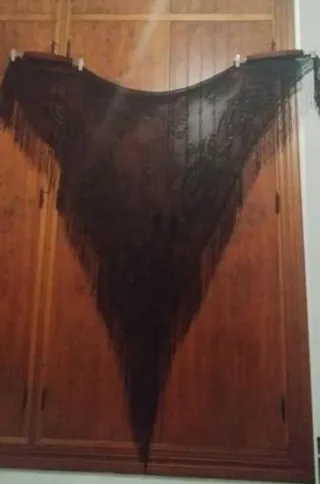 Mantón de encaje negro floral