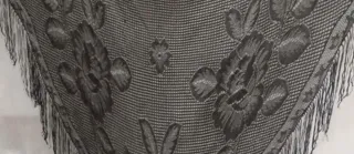Mantón de encaje negro floral