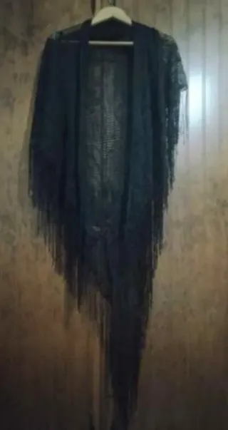 Mantón de encaje negro floral