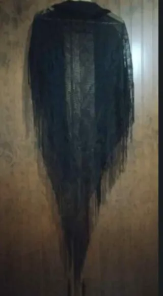 Mantón de encaje negro floral