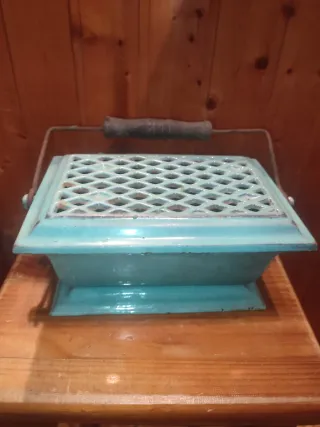 Brasero antiguo de hierro esmaltado portátil