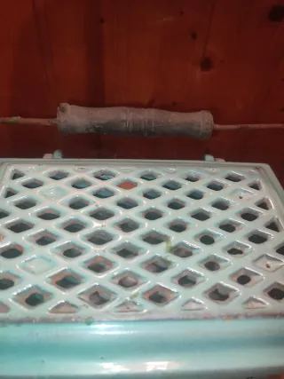 Brasero antiguo de hierro esmaltado portátil