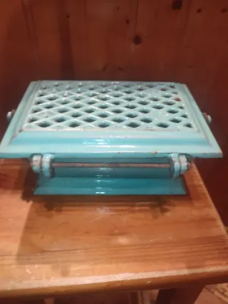 Brasero antiguo de hierro esmaltado portátil