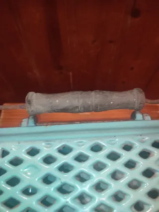 Brasero antiguo de hierro esmaltado portátil