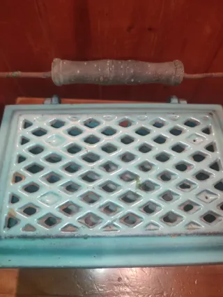 Brasero antiguo de hierro esmaltado portátil