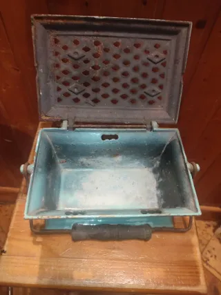 Brasero antiguo de hierro esmaltado portátil