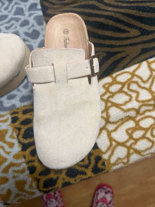 Zuecos beige con hebilla