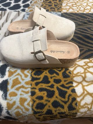 Zuecos beige con hebilla