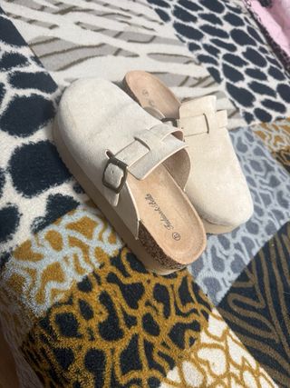 Zuecos beige con hebilla
