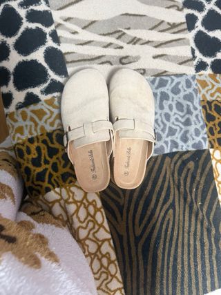 Zuecos beige con hebilla