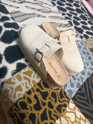 Zuecos beige con hebilla
