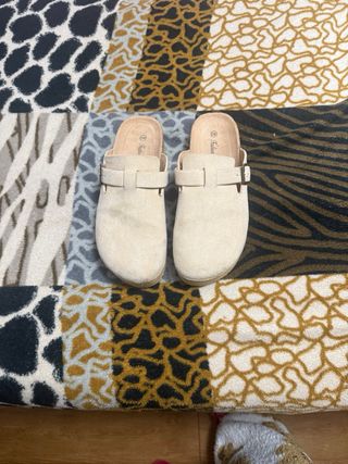 Zuecos beige con hebilla