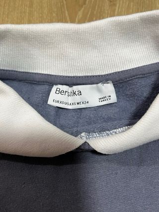 Sudadera Bershka cuello blanco Talla XS