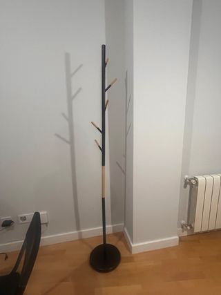 Perchero de pie metal y madera