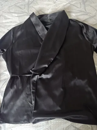 Camisa cruzada satinada negra