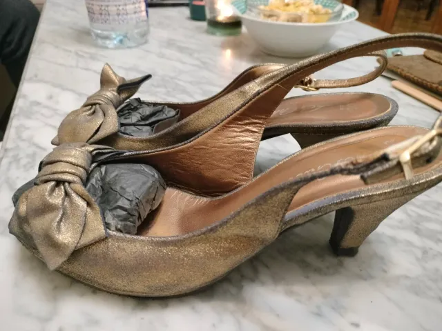 Tacones dorados con lazo