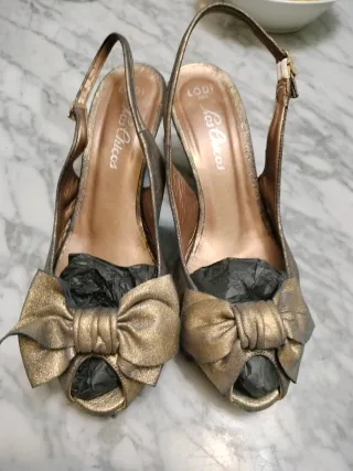 Tacones dorados con lazo