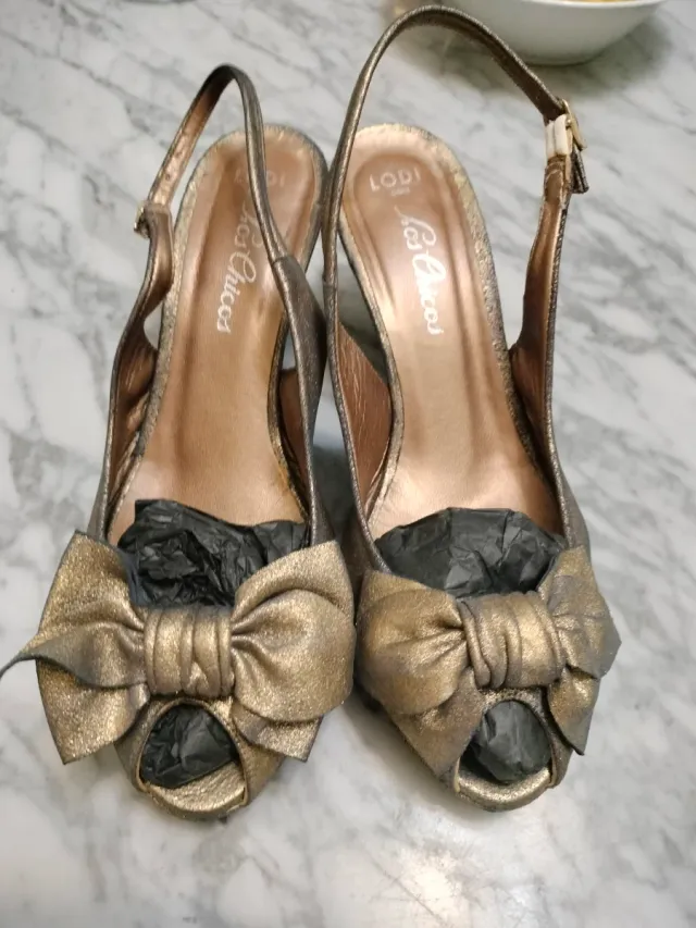 Tacones dorados con lazo