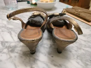 Tacones dorados con lazo