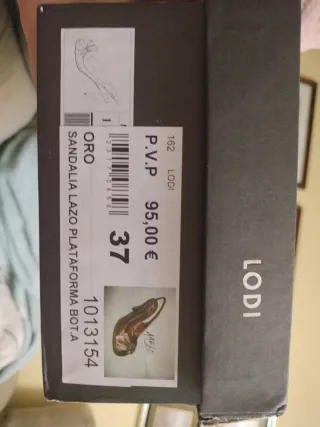 Tacones dorados con lazo