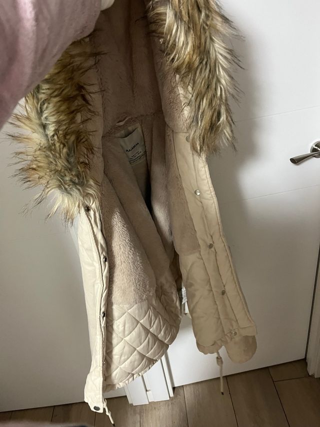 Chaqueta Pull and Bear beige con capucha