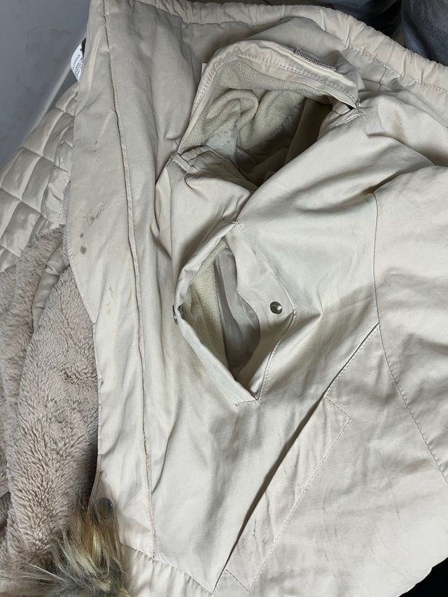 Chaqueta Pull and Bear beige con capucha