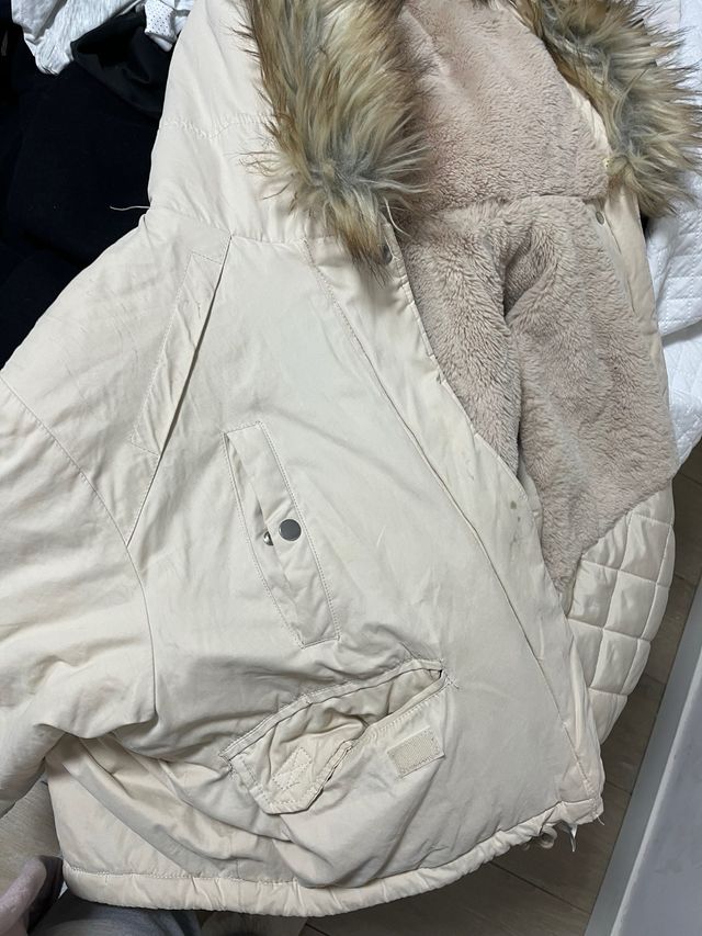 Chaqueta Pull and Bear beige con capucha