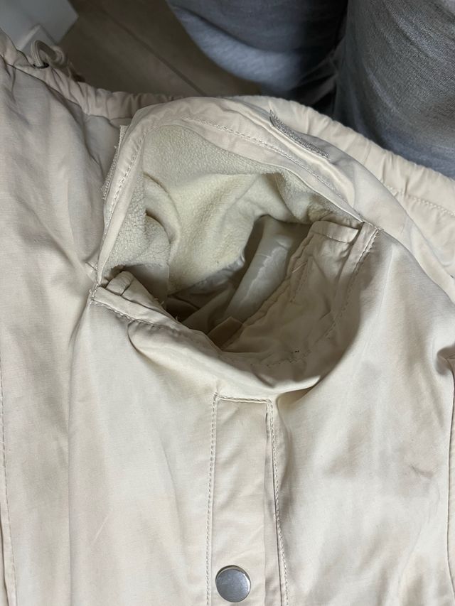 Chaqueta Pull and Bear beige con capucha