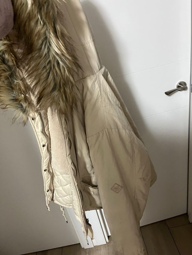 Chaqueta Pull and Bear beige con capucha