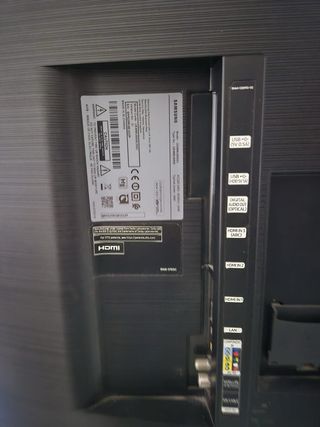 Televisor Samsung 49” con mueble cristal y soporte