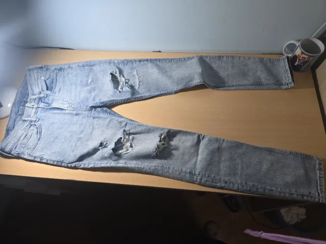 Pantalón vaquero desgastado