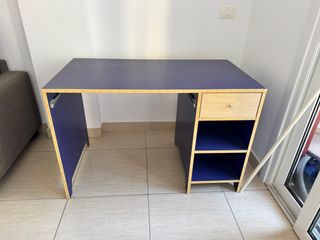 Escritorio azul de madera