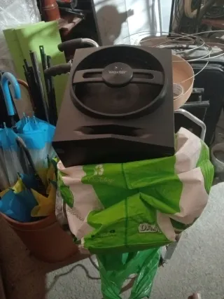 Altavoces grandes negros y plateados