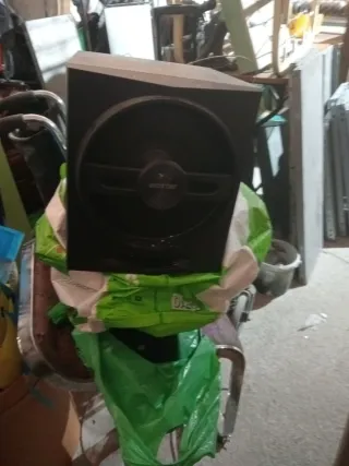 Altavoces grandes negros y plateados