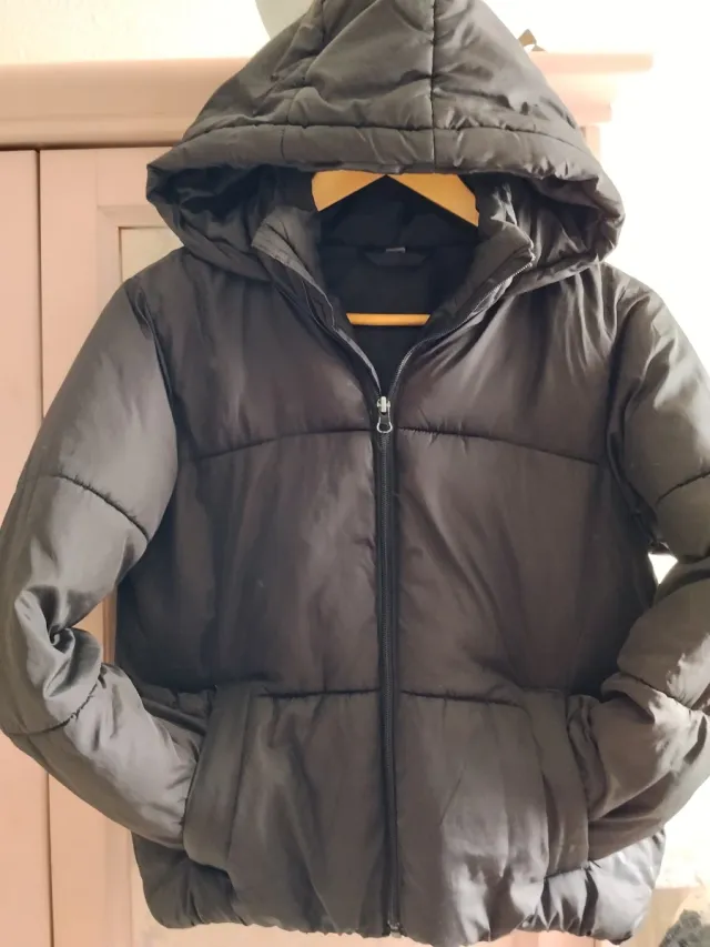 Cazadora niña negra con capucha