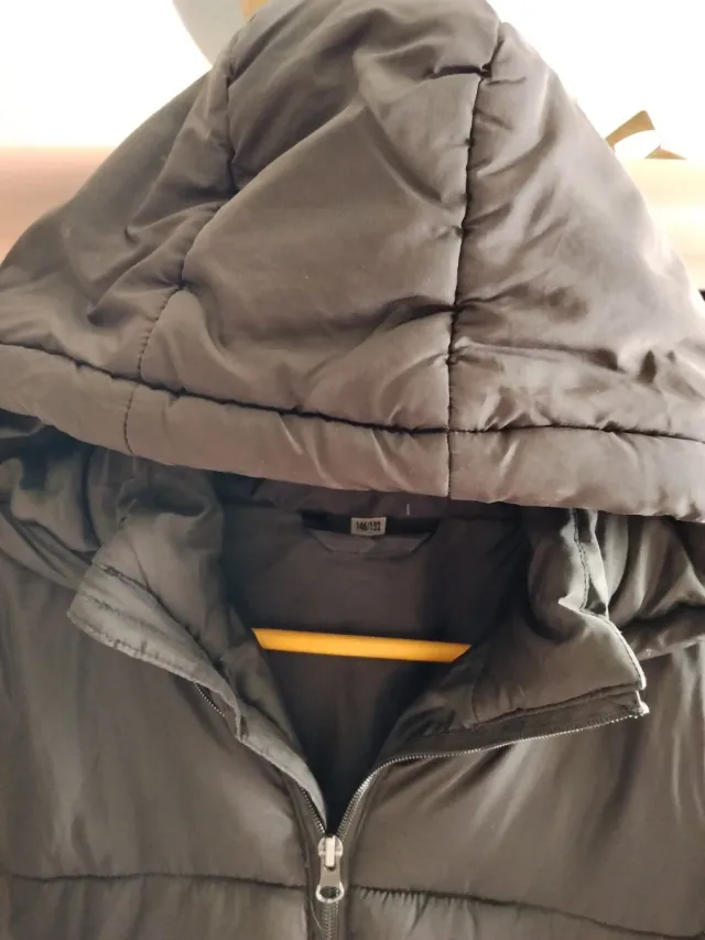 Cazadora niña negra con capucha