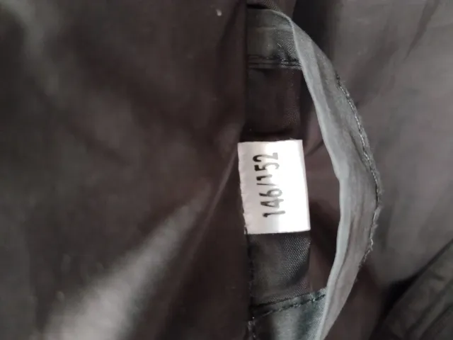 Cazadora niña negra con capucha