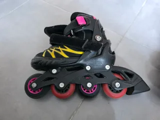 Patines en línea infantiles negros y rosas