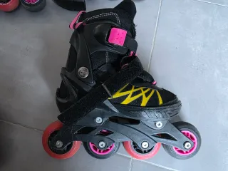 Patines en línea infantiles negros y rosas