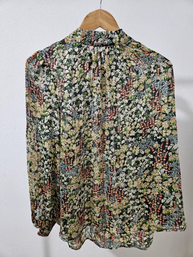Blusa H&M floral manga larga
