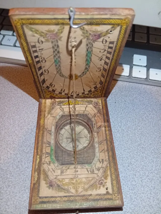 Brújula y Reloj Solar Antiguo