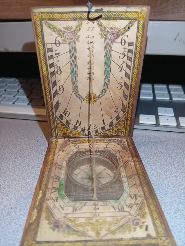 Brújula y Reloj Solar Antiguo