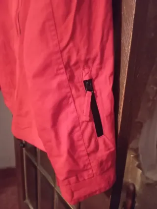 Chaqueta roja con capucha