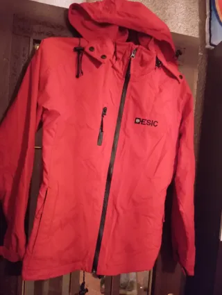 Chaqueta roja con capucha